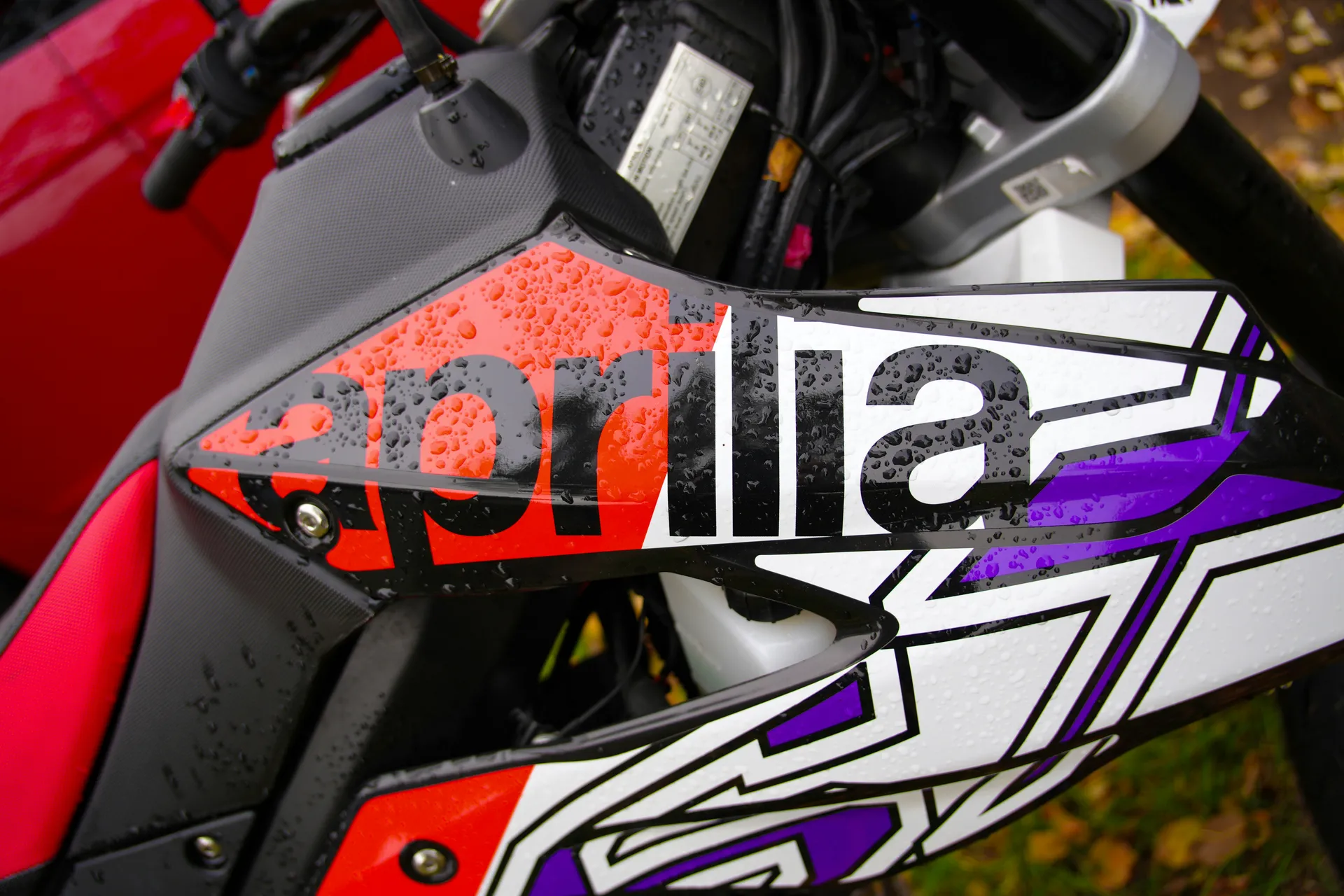 Model van een automerk in de hero van de website